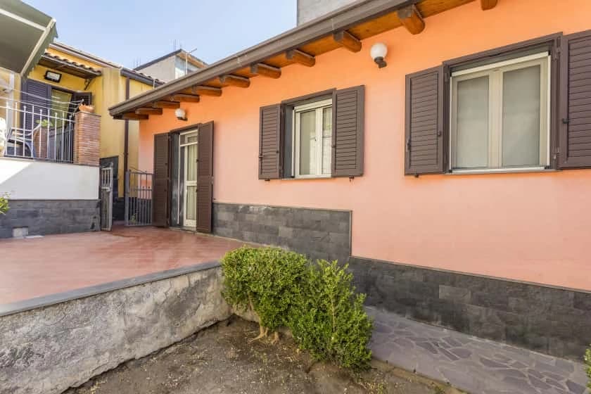 Area esterna comune - Casa vacanze Belpasso con giardino